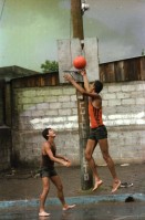Image of sheet 19850462 photo 3: Kids spielen im Regen Gruppenbild vor unserem Haus Racachacca Barrio Altagracia 
Kontaktsheet Blattkopie fehlt ohne Sheet