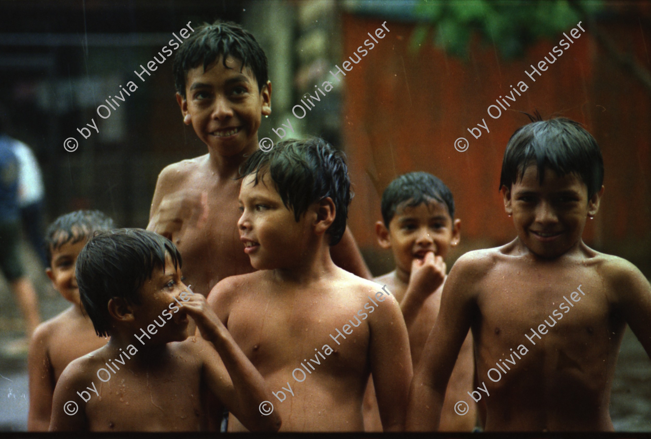 Image of sheet 19850462 photo 5: Kids spielen im Regen Gruppenbild vor unserem Haus Racachacca Barrio Altagracia Jose Chepe Quinonez mit meinem Motorrad Honda Enduro

Kontaktsheet Blattkopie fehlt ohne Sheet