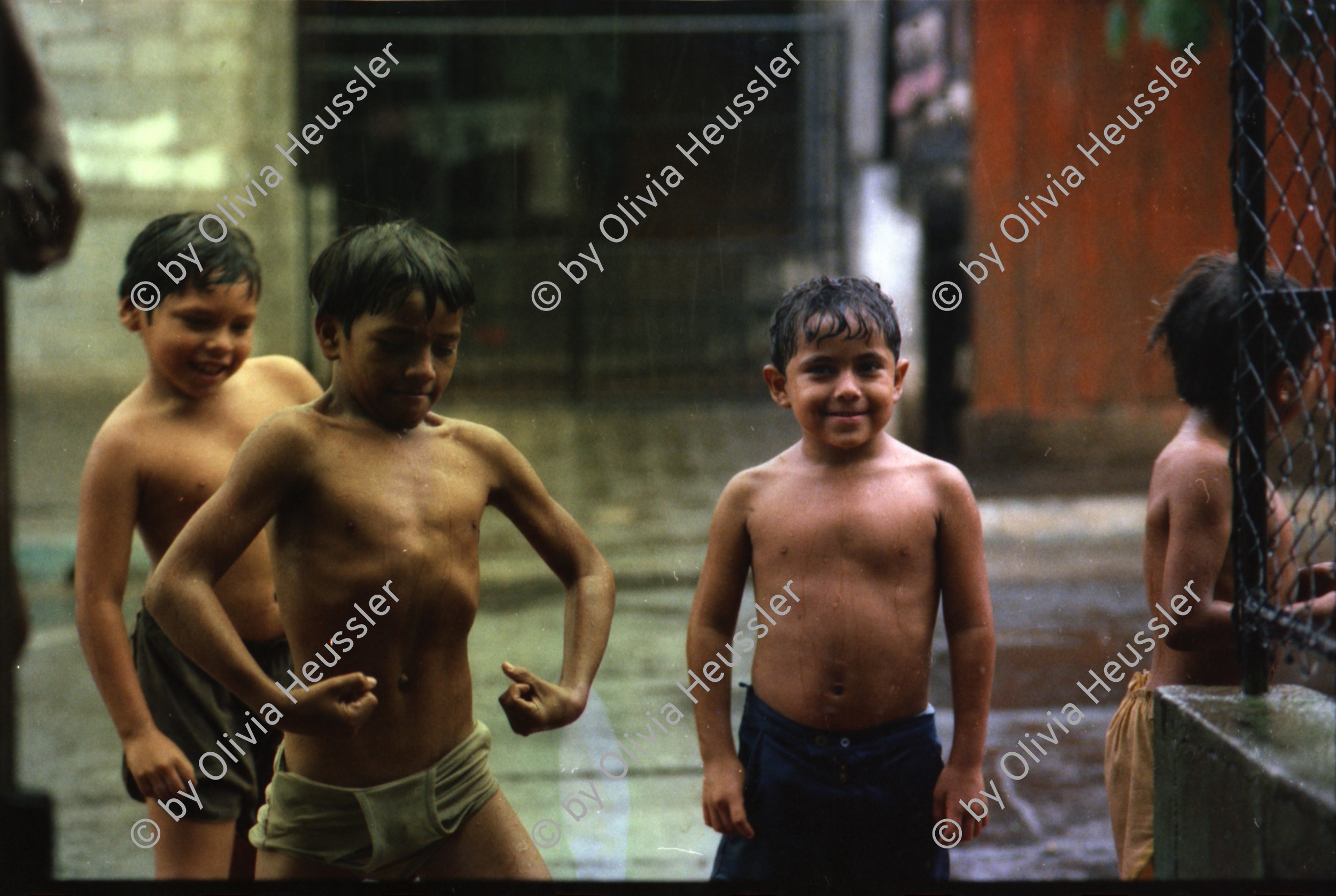 Image of sheet 19850462 photo 6: Kids spielen im Regen Gruppenbild vor unserem Haus Racachacca
Kontaktsheet Blattkopie fehlt ohne Sheet