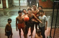 Image of sheet 19850462 photo 8: Kids spielen im Regen Gruppenbild vor unserem Haus Racachacca Barrio Altagracia 

Kontaktsheet Blattkopie fehlt ohne Sheet