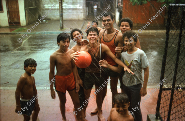 Image of sheet 19850462 photo 8: Kids spielen im Regen Gruppenbild vor unserem Haus Racachacca Barrio Altagracia 

Kontaktsheet Blattkopie fehlt ohne Sheet