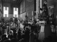 Image of sheet 19850470 photo 30: Napoleon Duarte gibt Shrimps essend eine PK. Portrait. Das Bild im Präsidentenpalast ist pure Stickerei. In der Kathedrale gibt Rivera y Damas eine Messe für ein Jubiläum. Viele Bauern sind gekommen und protestieren gegen die Politik Duartes. 
José Napoleón Duarte Fuentes (November 23, 1925 – February 23, 1990) was a Salvadoran political figure who, from March 3, 1980, to 1982, led the civil-military Revolutionary Government Junta that took power in a 1979 coup d'état. He also served as civilian President of El Salvador between June 1, 1984, and June 1, 1989.

San Salvador El Salvador Mittelamerika Central America 1985 Nicaragua Central Amerika Mittelamerika 1985