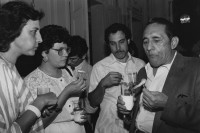 Image of sheet 19850470 photo 5: Napoleon Duarte (re.) gibt Shrimps essend eine Pressekonferenz 
José Napoleón Duarte Fuentes (November 23, 1925 – February 23, 1990) was a Salvadoran political figure who, from March 3, 1980, to 1982, led the civil-military Revolutionary Government Junta that took power in a 1979 coup d'état. He also served as civilian President of El Salvador between June 1, 1984, and June 1, 1989.

San Salvador El Salvador Mittelamerika Central America 1985 Nicaragua Central Amerika Mittelamerika 1985 √