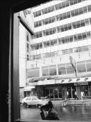 Image of sheet 19850471 photo 1: Auf der Panamericana schleppen Frauen in Plastikbehältern über lange Distanzen Wasser. Ein Mann preist auf der Strasse seine Ware an. Ein Mann schläft auf dem Trottoir. Polizist. Hot Dog stand.in der Innenstadt. Menschengruppe. Wohnung steht zur Vermietung leer. Schlüssel liegen eingebrennt in Kacheln auf dem Gehsteig. Eine junge Frau verkauft ihre Ware auf einem Gehsteig. Sie trägt ein T-Shirt USA. Präsident Napoleon Duarte (gest.) gibt eine PK.
Zentralamerika Centralamerica El Salvador 1985