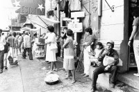 Image of sheet 19850471 photo 2: Innenstadt Menschen gruppe. Strassenszene Eine junge Frau verkauft ihre Ware auf einem Gehsteig. Zentralamerika Centralamerica El Salvador 1985
woman frau street scene männer und frauen men and women
© 1985, OLIVIA HEUSSLER / www.clic.li