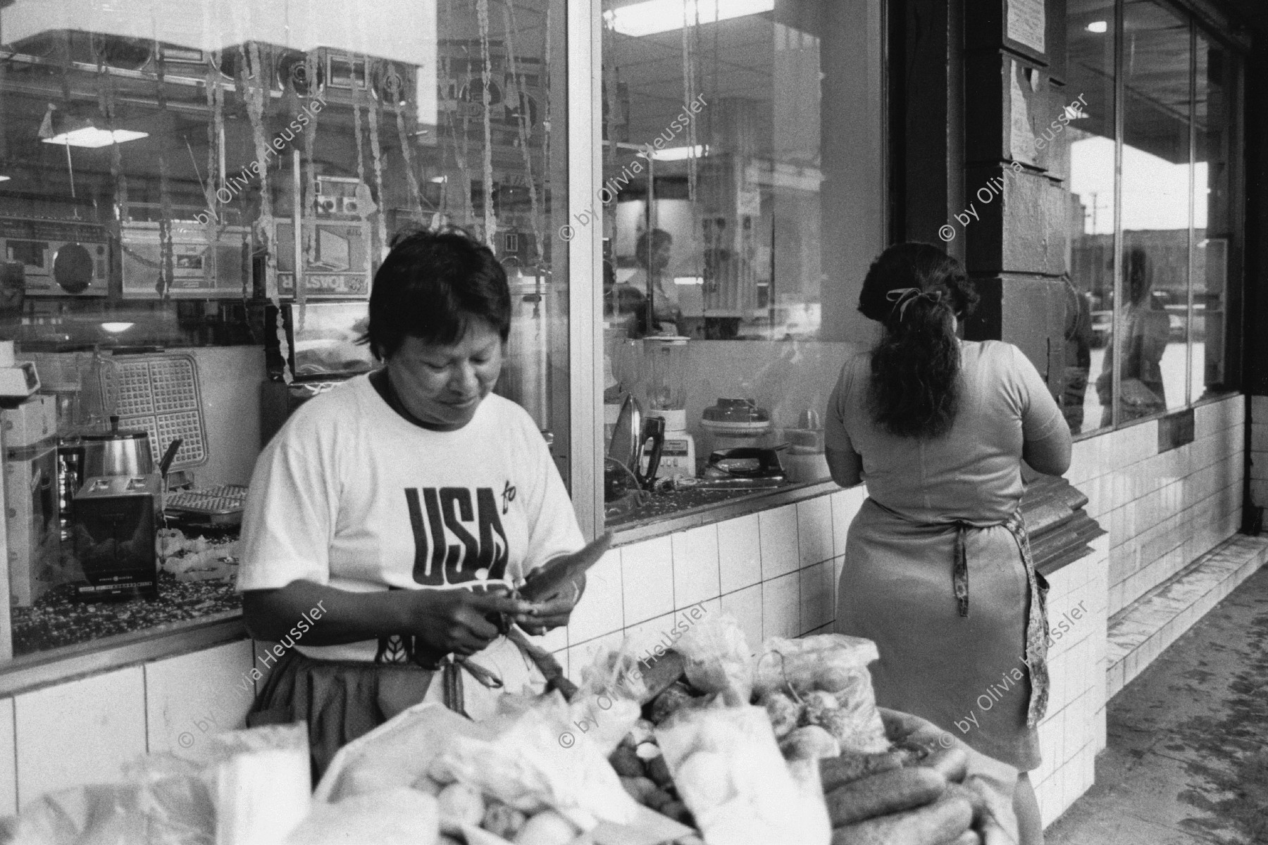 Image of sheet 19850471 photo 36: In der Innenstadt von San Salvador arbeiten viele Frauen im informellen Sektor. El Salvador 10.85 women work business market markt shoping
Zentralamerika Centralamerica El Salvador 1985 √
© 1985, OLIVIA HEUSSLER / www.clic.li