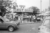 Image of sheet 19850471 photo 4: Auf der Panamericana schleppen Frauen in Plastikbehältern über lange Distanzen Wasser. Ein Mann preist auf der Strasse seine Ware an. Ein Mann schläft auf dem Trottoir. Polizist. Hot Dog stand.in der Innenstadt. Menschengruppe. Wohnung steht zur Vermietung leer. Schlüssel liegen eingebrennt in Kacheln auf dem Gehsteig. Eine junge Frau verkauft ihre Ware auf einem Gehsteig. Sie trägt ein T-Shirt USA. Präsident Napoleon Duarte (gest.) gibt eine PK.
Zentralamerika Centralamerica El Salvador 1985
