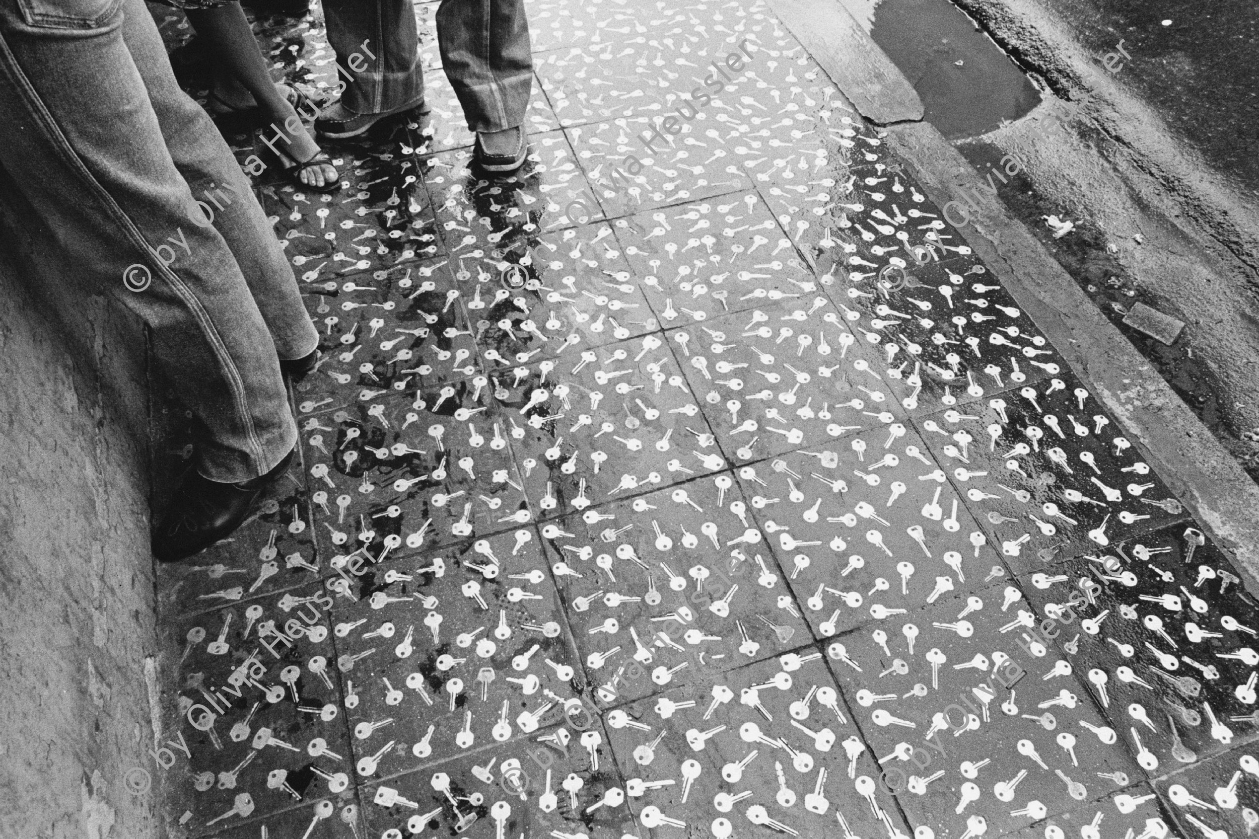 Image of sheet 19850471 photo 42: Schlüssel eingestanzt in Platten keys on the floor sidewalk as a decoration
ohne Aufkleber