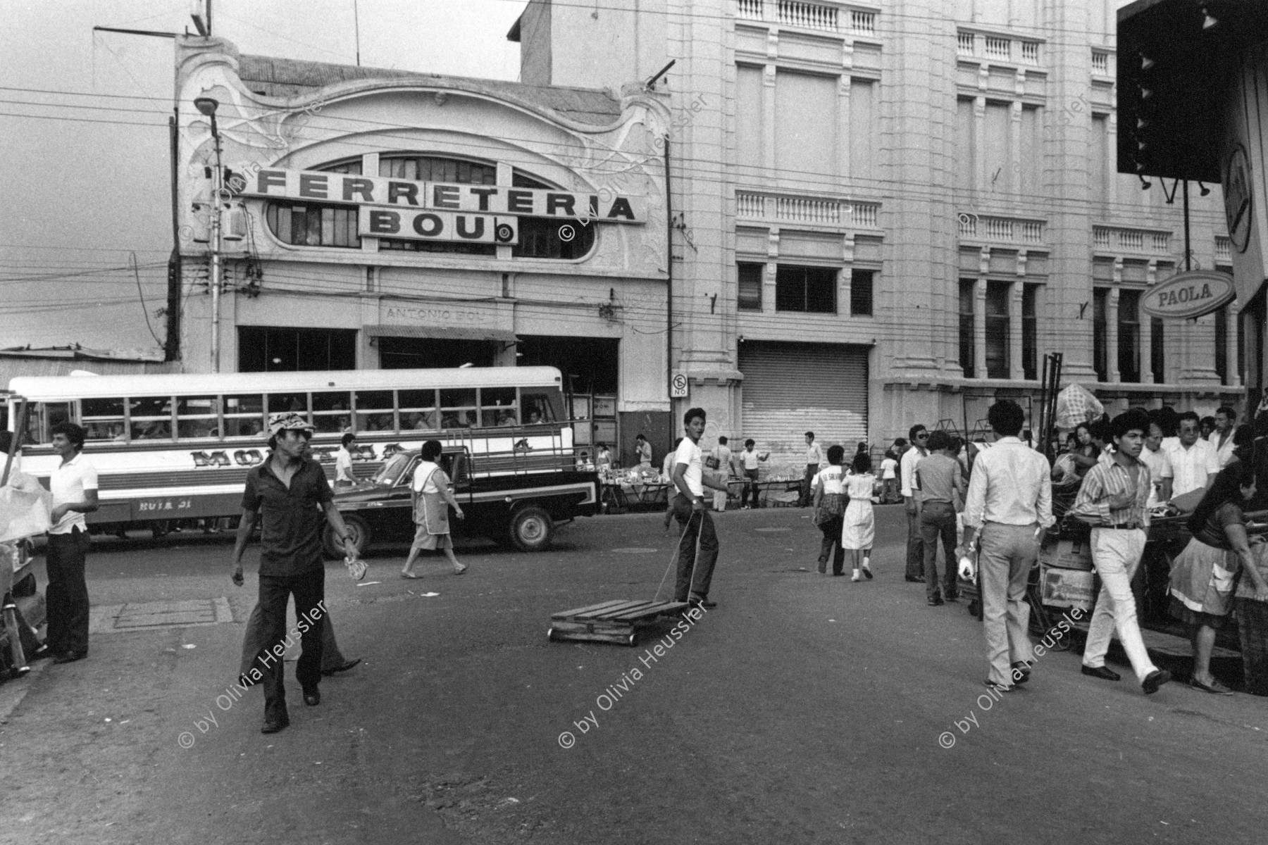 Image of sheet 19850471 photo 6: in der Innenstadt. Bus Transport Menschengruppe downtown
Zentralamerika Centralamerica El Salvador 1985 √
© 1985, OLIVIA HEUSSLER / www.clic.li