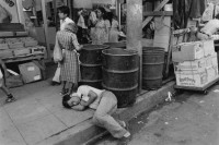 Image of sheet 19850471 photo 8: In der Innenstadt von San Salvador macht ein Mann seinen Mittagsschlaf Siesta El Salvador 10.85 1985 √ man drunk sleeping on the sidewalk
© 1985, OLIVIA HEUSSLER / www.clic.li