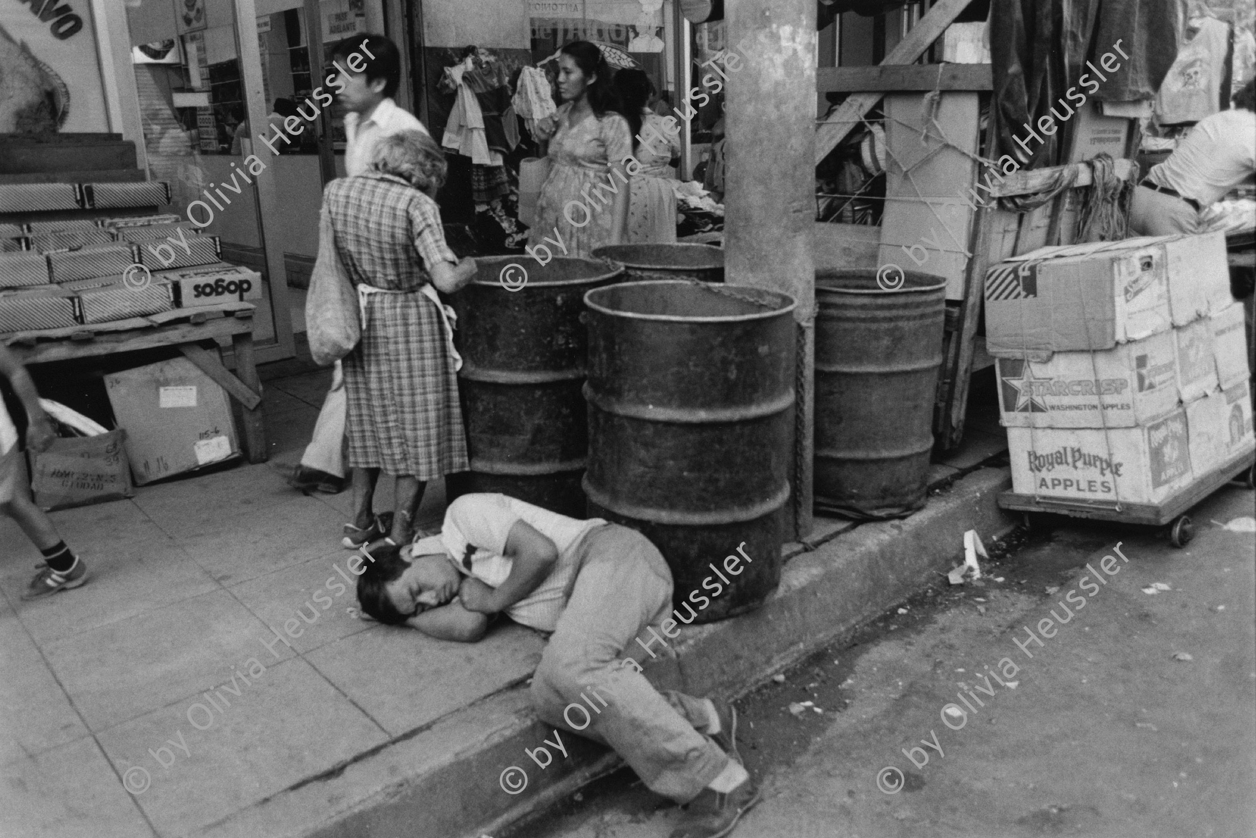 Image of sheet 19850471 photo 8: In der Innenstadt von San Salvador macht ein Mann seinen Mittagsschlaf Siesta El Salvador 10.85 1985 √ man drunk sleeping on the sidewalk
© 1985, OLIVIA HEUSSLER / www.clic.li