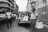 Image of sheet 19850471 photo 9: In der Innenstadt von San Salvador verkauft ein Mann Einkaufstaschen. El Salvador 10.85 1985 √ man selling shopers shoping bag in the city
© 1985, OLIVIA HEUSSLER / www.clic.li