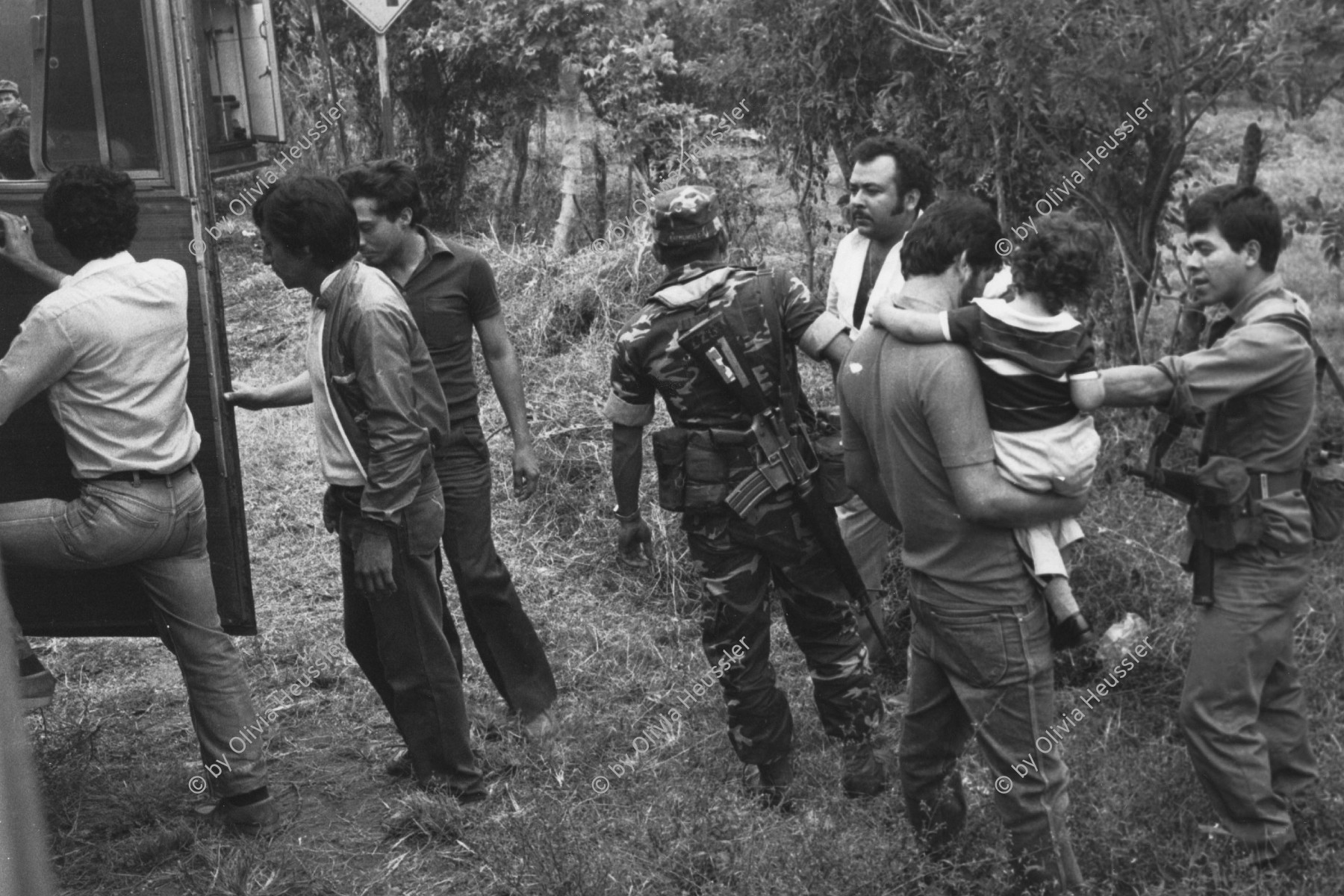 Image of sheet 19850480 photo 18: Auf der 'Panamericana' werden Zivile Personen vom Militär Soldaten Army control Weapon aus dem Reisebus Car Bus auf Waffen durchsucht. El Salvador 10.85
Zentralamerika Centralamerica El Salvador 1985 √