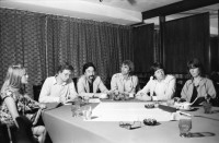 Image of sheet 19850480 photo 34: Deutsche Parlamentarier-Delegation der Grünen während einer Pressekonferenz über die Wahltaktik der Salvadorianer, mit: v.l.n.r. Abgeordnete Gaby Gottwald, Michael Rediske als Dolmetscher, unbekannte Person, Abgeordneter Christian Ströbele, Abg. Ludger Vollmer, EU-Abg. Brigitte Heinrich.
Guatemala City, Zentralamerika  1985