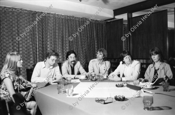 Image of sheet 19850480 photo 34: Deutsche Parlamentarier-Delegation der Grünen während einer Pressekonferenz über die Wahltaktik der Salvadorianer, mit: v.l.n.r. Abgeordnete Gaby Gottwald, Michael Rediske als Dolmetscher, unbekannte Person, Abgeordneter Christian Ströbele, Abg. Ludger Vollmer, EU-Abg. Brigitte Heinrich.
Guatemala City, Zentralamerika  1985