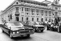 Image of sheet 19850490 photo 2: Präsidentenkarosse fährt vorbei. Guatemala  City car Limousine with the President 1985 √
© 1985, OLIVIA HEUSSLER / www.clic.li