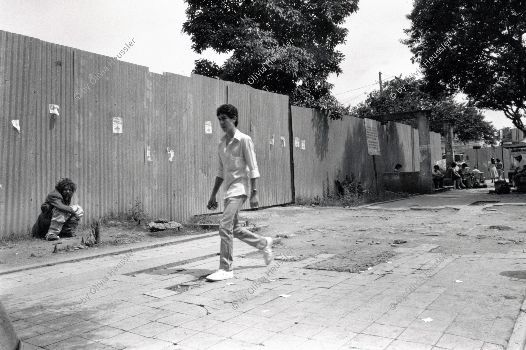 Image of sheet 19850490 photo 4: Ein Mann scheisst an eine Wand auf dem National Palast Platz. Guatemala 1985 √
© 1985, OLIVIA HEUSSLER / www.clic.li