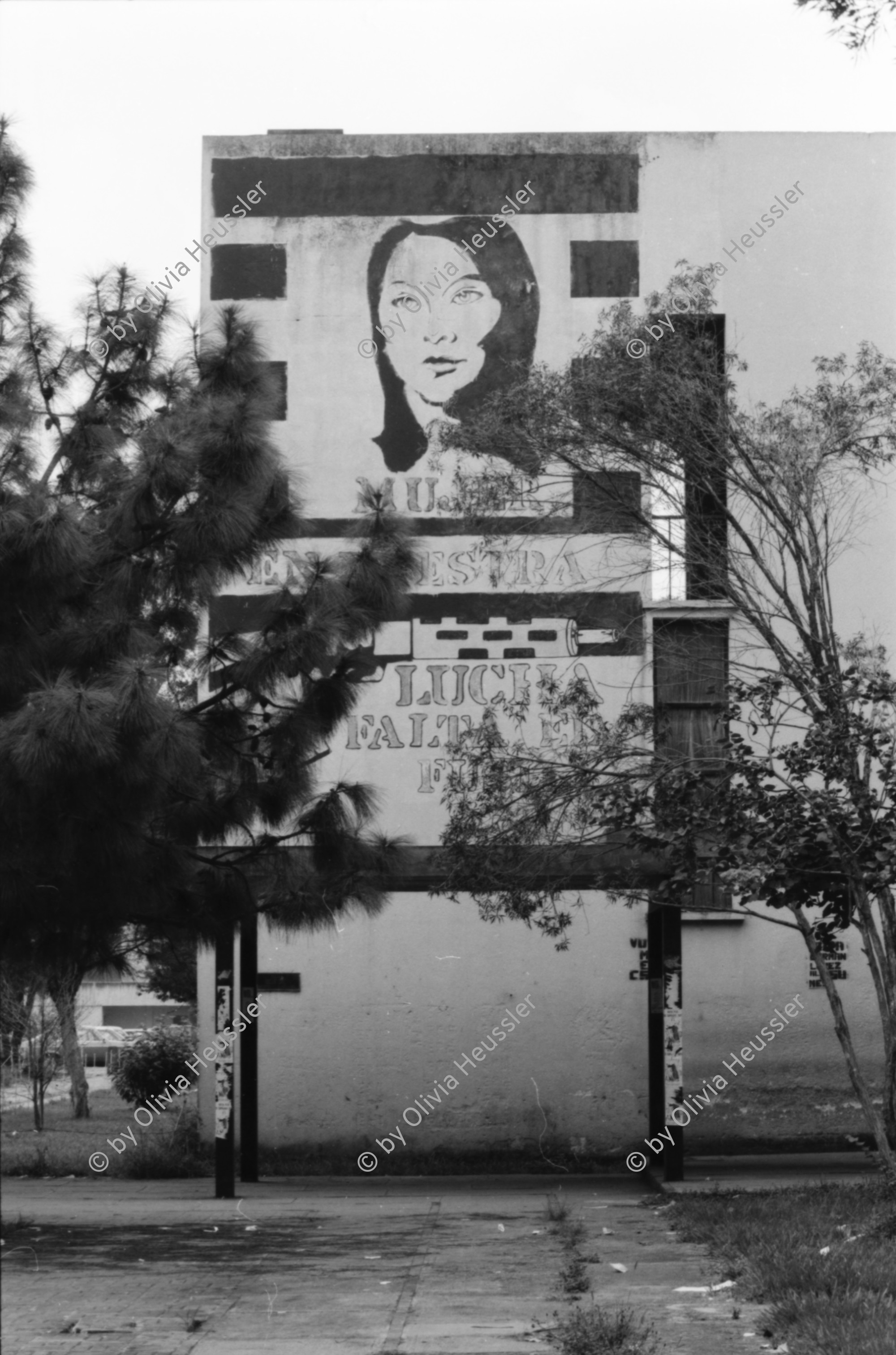 Image of sheet 19850500 photo 12: Politische Wandmalereien in der Universität San Carlos (USAC) ARZU Internationale JournalistInnen kämpfen sich an die Eingangstüre der Kathedrale. Militär jeep. Wahlvorfeier und Propaganda für die Partei von Carpio Nicolle. Portrait. Transparent mit Namenliste Namen der vermissten oder verschwundenen Menschen den Desaparecidos in Guatemala. 01.11. Arzobispo jefe de la Iglesia Catolica Monsenor Prospero Penades del Barrio und Nuncio Apostolico de su santidad Oriano Quilicci (re.) und Vinicio Cerezo, li. geben Pressekonferenz zur Besetzung der Kathedrale durch das Grupo apoyo mutuo GAM (frtsg. 850490 Guatemala City 1985