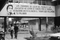 Image of sheet 19850500 photo 14: Politische Wandmalereien in der Universität San Carlos (USAC) ARZU Internationale JournalistInnen kämpfen sich an die Eingangstüre der Kathedrale. Militär jeep. Wahlvorfeier und Propaganda für die Partei von Carpio Nicolle. Portrait. Transparent mit Namenliste Namen der vermissten oder verschwundenen Menschen den Desaparecidos in Guatemala. 01.11. Arzobispo jefe de la Iglesia Catolica Monsenor Prospero Penades del Barrio und Nuncio Apostolico de su santidad Oriano Quilicci (re.) und Vinicio Cerezo, li. geben Pressekonferenz zur Besetzung der Kathedrale durch das Grupo apoyo mutuo GAM (frtsg. 850490 Guatemala City 1985