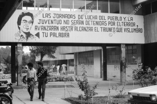 Image of sheet 19850500 photo 14: Politische Wandmalereien in der Universität San Carlos (USAC) ARZU Internationale JournalistInnen kämpfen sich an die Eingangstüre der Kathedrale. Militär jeep. Wahlvorfeier und Propaganda für die Partei von Carpio Nicolle. Portrait. Transparent mit Namenliste Namen der vermissten oder verschwundenen Menschen den Desaparecidos in Guatemala. 01.11. Arzobispo jefe de la Iglesia Catolica Monsenor Prospero Penades del Barrio und Nuncio Apostolico de su santidad Oriano Quilicci (re.) und Vinicio Cerezo, li. geben Pressekonferenz zur Besetzung der Kathedrale durch das Grupo apoyo mutuo GAM (frtsg. 850490 Guatemala City 1985