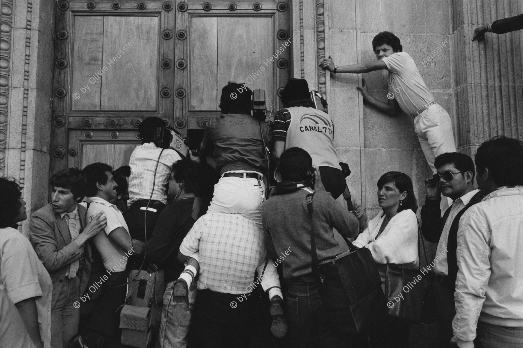 Image of sheet 19850500 photo 16: Internationale Journalistinnen versuchen die von der GAM Grupo de apoyo mutuo, besetzte Kathedrale zu stürmen. Guatemala City  Central america Periodistas work 
International journalists at the entrance of the central cathedral occupied by the human right group GAM of Nineth de Garcia (today Montenegro)
√
© 1985, OLIVIA HEUSSLER / www.clic.li gmbh