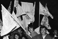 Image of sheet 19850500 photo 18: Politische Wandmalereien in der Universität San Carlos (USAC) ARZU Internationale JournalistInnen kämpfen sich an die Eingangstüre der Kathedrale. Militär jeep. Wahlvorfeier und Propaganda für die Partei von Carpio Nicolle. Portrait. Transparent mit Namenliste Namen der vermissten oder verschwundenen Menschen den Desaparecidos in Guatemala. 01.11. Arzobispo jefe de la Iglesia Catolica Monsenor Prospero Penades del Barrio und Nuncio Apostolico de su santidad Oriano Quilicci (re.) und Vinicio Cerezo, li. geben Pressekonferenz zur Besetzung der Kathedrale durch das Grupo apoyo mutuo GAM (frtsg. 850490 Guatemala City 1985
