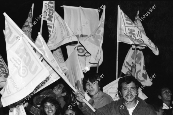 Image of sheet 19850500 photo 18: Politische Wandmalereien in der Universität San Carlos (USAC) ARZU Internationale JournalistInnen kämpfen sich an die Eingangstüre der Kathedrale. Militär jeep. Wahlvorfeier und Propaganda für die Partei von Carpio Nicolle. Portrait. Transparent mit Namenliste Namen der vermissten oder verschwundenen Menschen den Desaparecidos in Guatemala. 01.11. Arzobispo jefe de la Iglesia Catolica Monsenor Prospero Penades del Barrio und Nuncio Apostolico de su santidad Oriano Quilicci (re.) und Vinicio Cerezo, li. geben Pressekonferenz zur Besetzung der Kathedrale durch das Grupo apoyo mutuo GAM (frtsg. 850490 Guatemala City 1985