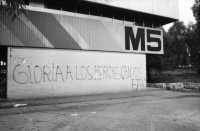 Image of sheet 19850500 photo 2: Politische Wandmalereien in der Universität San Carlos (USAC) ARZU Internationale JournalistInnen kämpfen sich an die Eingangstüre der Kathedrale. Militär jeep. Wahlvorfeier und Propaganda für die Partei von Carpio Nicolle. Portrait. Transparent mit Namenliste Namen der vermissten oder verschwundenen Menschen den Desaparecidos in Guatemala. 01.11. Arzobispo jefe de la Iglesia Catolica Monsenor Prospero Penades del Barrio und Nuncio Apostolico de su santidad Oriano Quilicci (re.) und Vinicio Cerezo, li. geben Pressekonferenz zur Besetzung der Kathedrale durch das Grupo apoyo mutuo GAM (frtsg. 850490 Guatemala City 1985