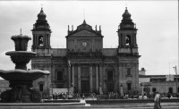 Image of sheet 19850500 photo 27: Politische Wandmalereien in der Universität San Carlos (USAC) ARZU Internationale JournalistInnen kämpfen sich an die Eingangstüre der Kathedrale. Militär jeep. Wahlvorfeier und Propaganda für die Partei von Carpio Nicolle. Portrait. Transparent mit Namenliste Namen der vermissten oder verschwundenen Menschen den Desaparecidos in Guatemala. 01.11. Arzobispo jefe de la Iglesia Catolica Monsenor Prospero Penades del Barrio und Nuncio Apostolico de su santidad Oriano Quilicci (re.) und Vinicio Cerezo, li. geben Pressekonferenz zur Besetzung der Kathedrale durch das Grupo apoyo mutuo GAM (frtsg. 850490 Guatemala City 1985