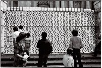 Image of sheet 19850500 photo 28: GAM besetzt die Kathedrale. Die Namen auf der Liste gehören den vermissten Personen für die die Aktion gilt. Sie sind Opfer der Militärregierung. 
Desaparecidos Guatemala City 1985 √ Human rights Menschenrechte missing people banner