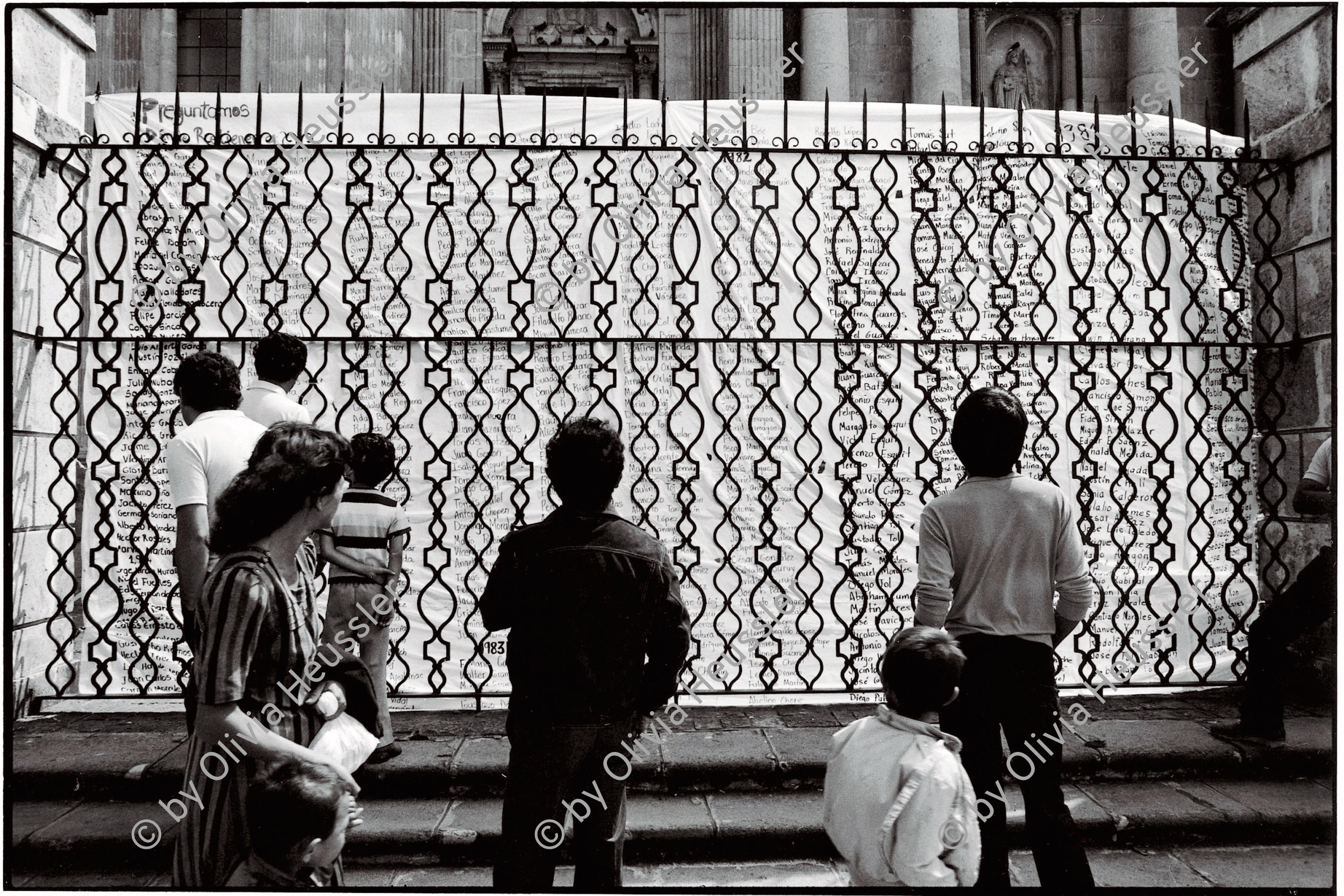Image of sheet 19850500 photo 28: GAM besetzt die Kathedrale. Die Namen auf der Liste gehören den vermissten Personen für die die Aktion gilt. Sie sind Opfer der Militärregierung. 
Desaparecidos Guatemala City 1985 √ Human rights Menschenrechte missing people banner