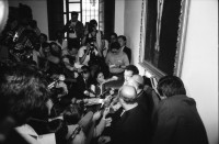 Image of sheet 19850500 photo 29: Politische Wandmalereien in der Universität San Carlos (USAC) ARZU Internationale JournalistInnen kämpfen sich an die Eingangstüre der Kathedrale. Militär jeep. Wahlvorfeier und Propaganda für die Partei von Carpio Nicolle. Portrait. Transparent mit Namenliste Namen der vermissten oder verschwundenen Menschen den Desaparecidos in Guatemala. 01.11. Arzobispo jefe de la Iglesia Catolica Monsenor Prospero Penades del Barrio und Nuncio Apostolico de su santidad Oriano Quilicci (re.) und Vinicio Cerezo, li. geben Pressekonferenz zur Besetzung der Kathedrale durch das Grupo apoyo mutuo GAM (frtsg. 850490 Guatemala City 1985