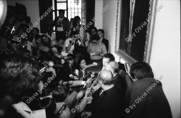 Image of sheet 19850500 photo 29: Politische Wandmalereien in der Universität San Carlos (USAC) ARZU Internationale JournalistInnen kämpfen sich an die Eingangstüre der Kathedrale. Militär jeep. Wahlvorfeier und Propaganda für die Partei von Carpio Nicolle. Portrait. Transparent mit Namenliste Namen der vermissten oder verschwundenen Menschen den Desaparecidos in Guatemala. 01.11. Arzobispo jefe de la Iglesia Catolica Monsenor Prospero Penades del Barrio und Nuncio Apostolico de su santidad Oriano Quilicci (re.) und Vinicio Cerezo, li. geben Pressekonferenz zur Besetzung der Kathedrale durch das Grupo apoyo mutuo GAM (frtsg. 850490 Guatemala City 1985