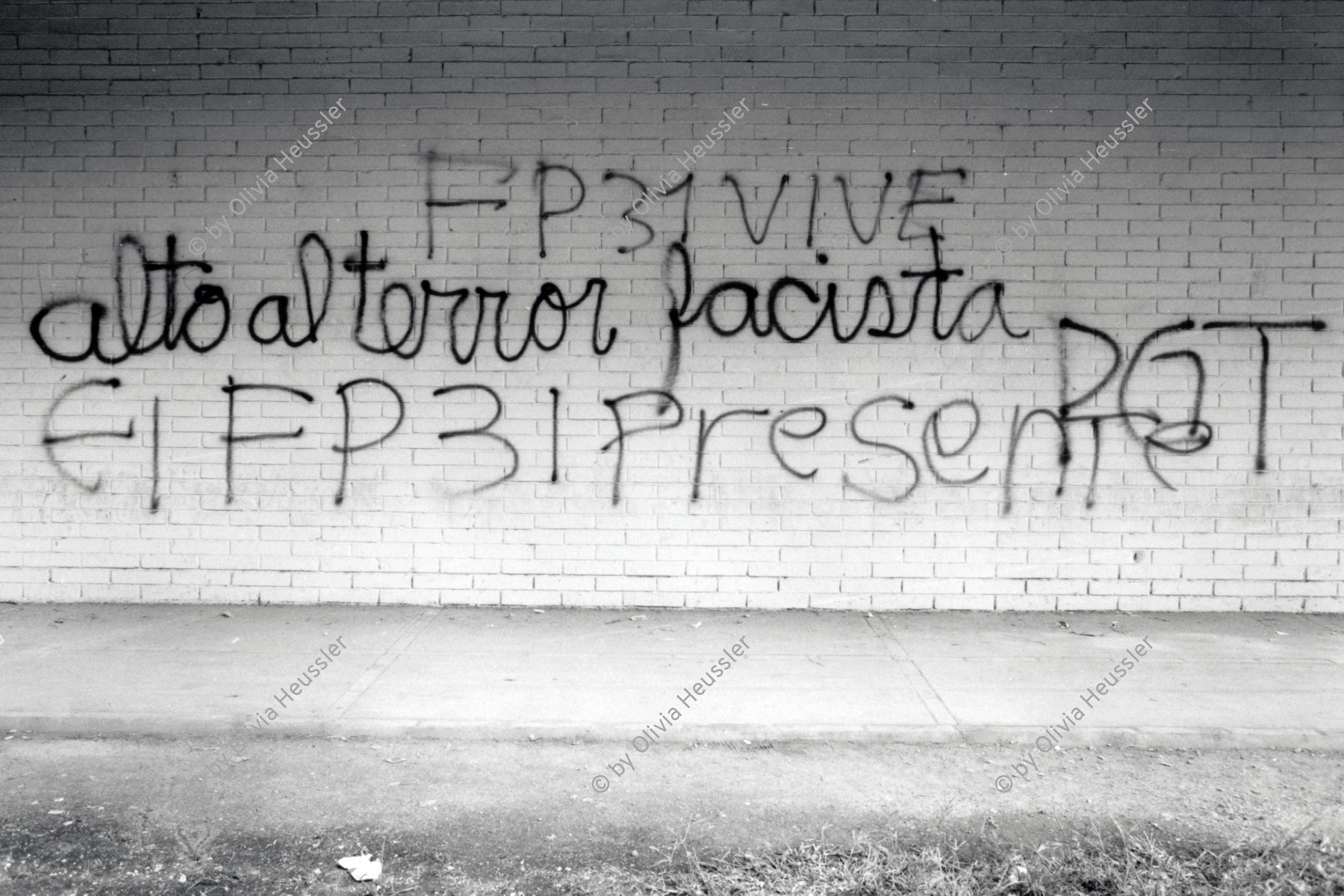 Image of sheet 19850500 photo 4: Politische Wandmalereien in der Universität San Carlos (USAC) 
'Stop dem faschistischen Terror' 'FP31 VIVE El FP31 Presente'  'alto al terror facista' steht an den Mauern der Universität UCA in Guatemala City. 1985 √ Graffiti spray protest
© 1985, OLIVIA HEUSSLER / www.clic.li