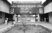 Image of sheet 19850500 photo 8: Politische Wandmalereien in der Universität San Carlos (USAC) ARZU Internationale JournalistInnen kämpfen sich an die Eingangstüre der Kathedrale. Militär jeep. Wahlvorfeier und Propaganda für die Partei von Carpio Nicolle. Portrait. Transparent mit Namenliste Namen der vermissten oder verschwundenen Menschen den Desaparecidos in Guatemala. 01.11. Arzobispo jefe de la Iglesia Catolica Monsenor Prospero Penades del Barrio und Nuncio Apostolico de su santidad Oriano Quilicci (re.) und Vinicio Cerezo, li. geben Pressekonferenz zur Besetzung der Kathedrale durch das Grupo apoyo mutuo GAM (frtsg. 850490 Guatemala City 1985