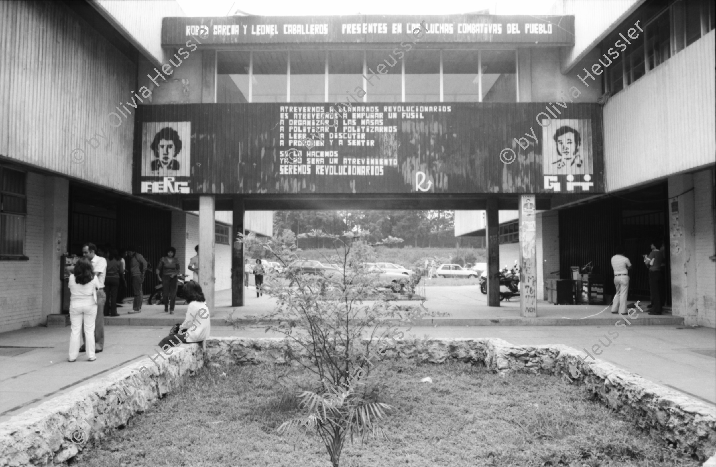 Image of sheet 19850500 photo 8: Politische Wandmalereien in der Universität San Carlos (USAC) ARZU Internationale JournalistInnen kämpfen sich an die Eingangstüre der Kathedrale. Militär jeep. Wahlvorfeier und Propaganda für die Partei von Carpio Nicolle. Portrait. Transparent mit Namenliste Namen der vermissten oder verschwundenen Menschen den Desaparecidos in Guatemala. 01.11. Arzobispo jefe de la Iglesia Catolica Monsenor Prospero Penades del Barrio und Nuncio Apostolico de su santidad Oriano Quilicci (re.) und Vinicio Cerezo, li. geben Pressekonferenz zur Besetzung der Kathedrale durch das Grupo apoyo mutuo GAM (frtsg. 850490 Guatemala City 1985