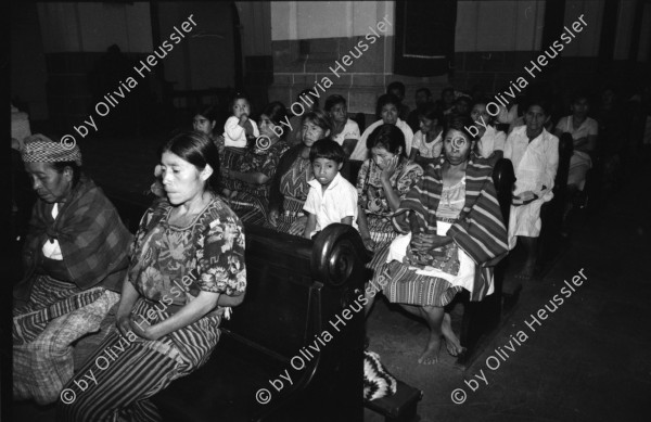 Image of sheet 19850510 photo 1: Nineth de Garcia is one of the founders of the Mutual Support Group (Grupo Apoyo Mutuo, or GAM) for relatives of the disappeared, Guatemala 1985.
Her husband Fernando was abducted three months before. But this group is not being formed simply to hold hands. They are supporting each other to protest the injustice of the disappearances.
Auf dem Weg und am Tag der Wahlen sind die Sekten-priester und Prediger der Evangelikalen an der Arbeit. Soldaten tauchen immer und überall auf. Am Atitlansee. In der Kirche von Atitlan feiern die IndianerInnen. Die Bauern betrinken sich masslos. Die Schlinge der Gehenkten soll für die Grossgrundbesitzer bereit sein. Eine Familie watet durch den Regen. Kinder in Trachten.