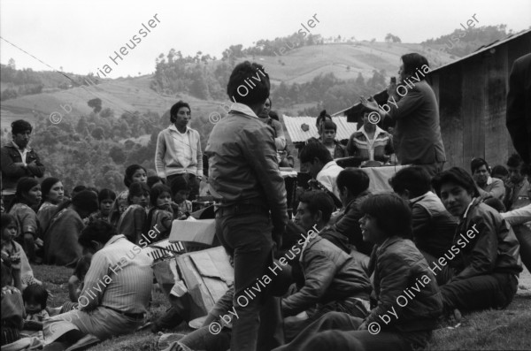 Image of sheet 19850510 photo 11: Nineth de Garcia is one of the founders of the Mutual Support Group (Grupo Apoyo Mutuo, or GAM) for relatives of the disappeared, Guatemala 1985.
Her husband Fernando was abducted three months before. But this group is not being formed simply to hold hands. They are supporting each other to protest the injustice of the disappearances.
Auf dem Weg und am Tag der Wahlen sind die Sekten-priester und Prediger der Evangelikalen an der Arbeit. Soldaten tauchen immer und überall auf. Am Atitlansee. In der Kirche von Atitlan feiern die IndianerInnen. Die Bauern betrinken sich masslos. Die Schlinge der Gehenkten soll für die Grossgrundbesitzer bereit sein. Eine Familie watet durch den Regen. Kinder in Trachten.