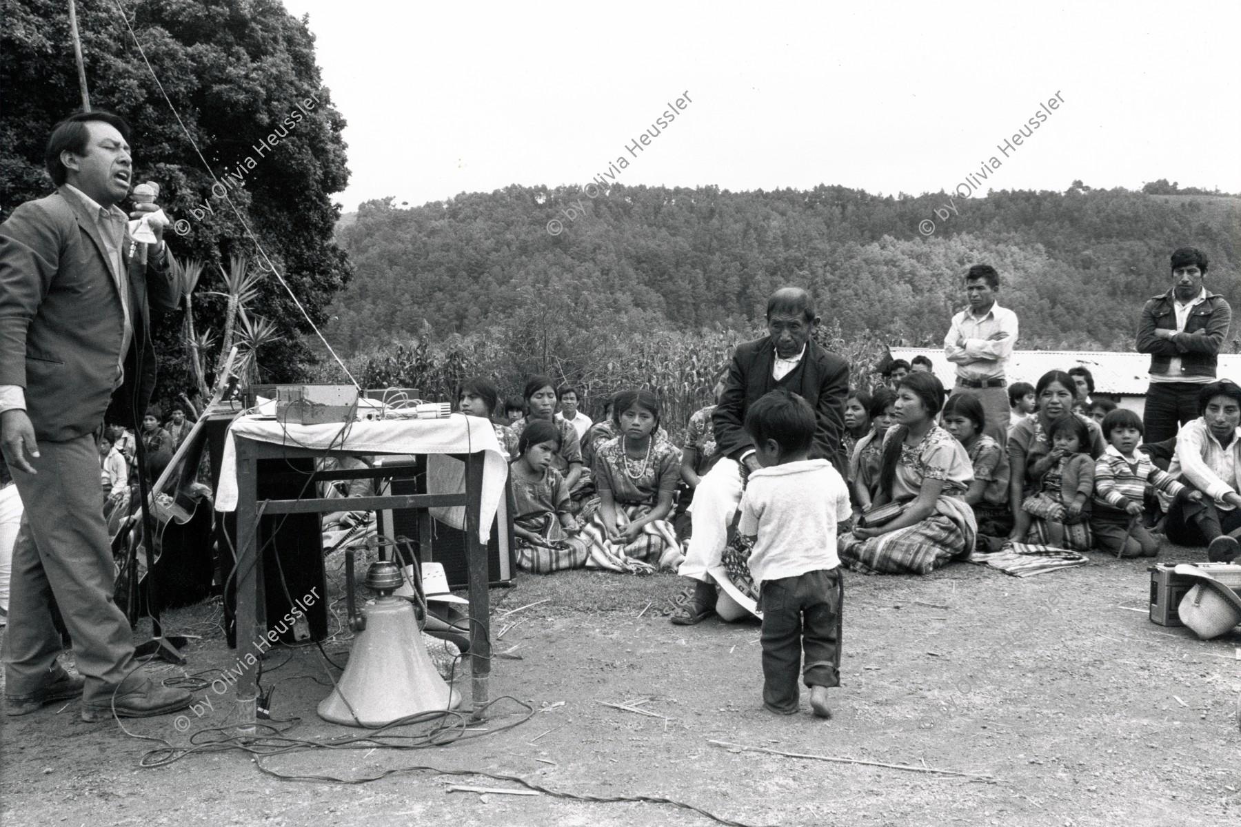 Image of sheet 19850510 photo 12: Auf dem Weg und am Tag der Wahlen sind die Sektenpriester an der Arbeit. Am Atitlansee.  Guatemala 1985 √