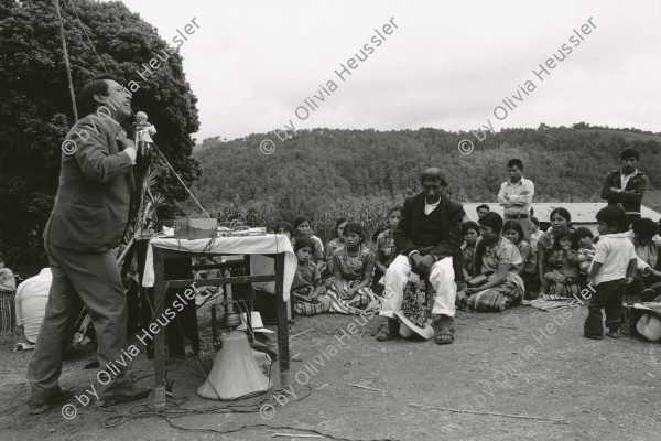 Image of sheet 19850510 photo 13: Angehöriger einer religiösen Sekte wirbt unter der Indanischen Bevölkerung zu seinen Gunsten, Santiago de Atitlan, Guatemala 1985.
Auf dem Weg und am Tag der Wahlen sind die Sektenpriester an der Arbeit. Am Atitlansee. Guatemala 1985 √