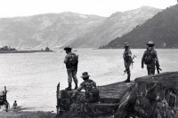 Image of sheet 19850510 photo 18: Angehörige der Guatemaltekischen Armee kontrollieren Badende Einheimische am Atitlan See. Guatemala 11.85 1985 √ Lago de Soldaten