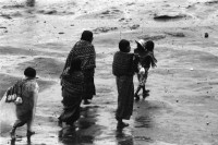 Image of sheet 19850510 photo 25: Nineth de Garcia is one of the founders of the Mutual Support Group (Grupo Apoyo Mutuo, or GAM) for relatives of the disappeared, Guatemala 1985.
Her husband Fernando was abducted three months before. But this group is not being formed simply to hold hands. They are supporting each other to protest the injustice of the disappearances.
Auf dem Weg und am Tag der Wahlen sind die Sekten-priester und Prediger der Evangelikalen an der Arbeit. Soldaten tauchen immer und überall auf. Am Atitlansee. In der Kirche von Atitlan feiern die IndianerInnen. Die Bauern betrinken sich masslos. Die Schlinge der Gehenkten soll für die Grossgrundbesitzer bereit sein. Eine Familie watet durch den Regen. Kinder in Trachten.