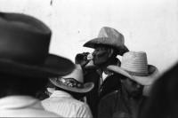 Image of sheet 19850510 photo 27: Nineth de Garcia is one of the founders of the Mutual Support Group (Grupo Apoyo Mutuo, or GAM) for relatives of the disappeared, Guatemala 1985.
Her husband Fernando was abducted three months before. But this group is not being formed simply to hold hands. They are supporting each other to protest the injustice of the disappearances.
Auf dem Weg und am Tag der Wahlen sind die Sekten-priester und Prediger der Evangelikalen an der Arbeit. Soldaten tauchen immer und überall auf. Am Atitlansee. In der Kirche von Atitlan feiern die IndianerInnen. Die Bauern betrinken sich masslos. Die Schlinge der Gehenkten soll für die Grossgrundbesitzer bereit sein. Eine Familie watet durch den Regen. Kinder in Trachten.