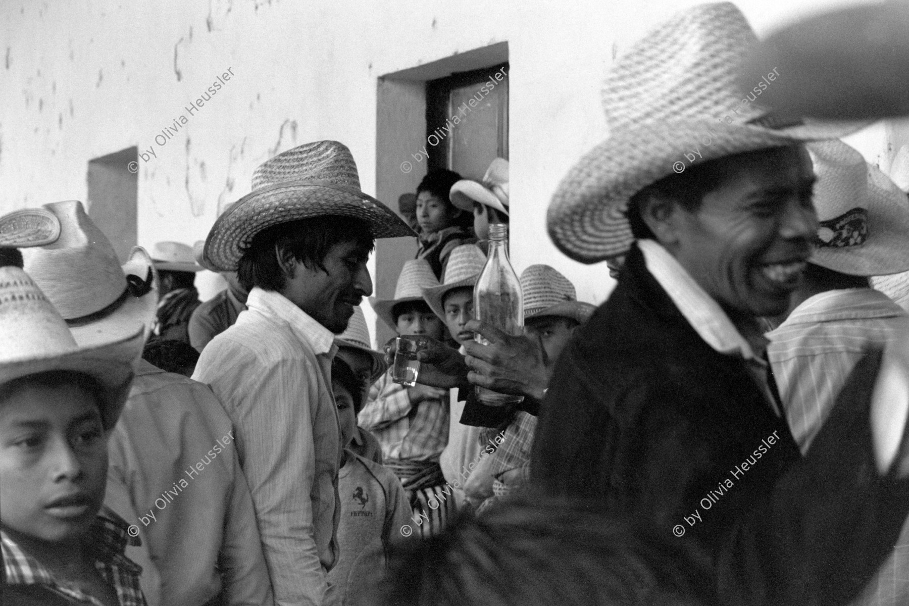 Image of sheet 19850510 photo 30: Auf dem Weg und am Tag der Wahlen sind die Sekten priester in den abgelegenen Dörfern  an der Arbeit. Die Bauern betrinken sich masslos. Die Schlinge der Gehenkten soll für die Grossgrundbesitzer bereit sein. Guatemala 1985 √ Santiago de Atitlan

On the road and on the day of the elections sects priest in the remote villages are on the work. The farmers get drunk immeasurably. beer chicha