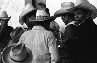 Image of sheet 19850510 photo 32: Nineth de Garcia is one of the founders of the Mutual Support Group (Grupo Apoyo Mutuo, or GAM) for relatives of the disappeared, Guatemala 1985.
Her husband Fernando was abducted three months before. But this group is not being formed simply to hold hands. They are supporting each other to protest the injustice of the disappearances.
Auf dem Weg und am Tag der Wahlen sind die Sekten-priester und Prediger der Evangelikalen an der Arbeit. Soldaten tauchen immer und überall auf. Am Atitlansee. In der Kirche von Atitlan feiern die IndianerInnen. Die Bauern betrinken sich masslos. Die Schlinge der Gehenkten soll für die Grossgrundbesitzer bereit sein. Eine Familie watet durch den Regen. Kinder in Trachten.