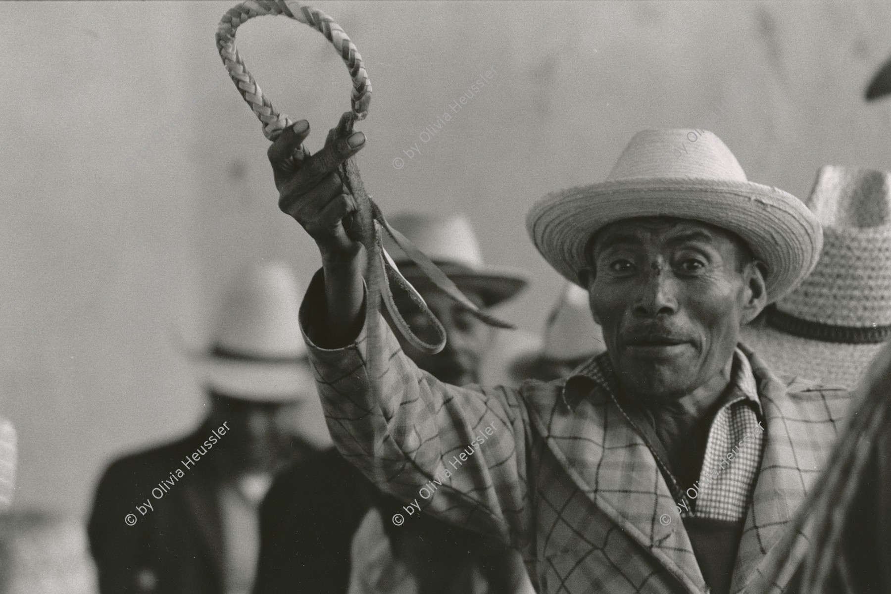 Image of sheet 19850510 photo 33: Diese Henker Schlinge ist für den Grossgrundbesitzer reserviert. An einem Indianerfest in Atitlan. Guatemala 11.85 1985 √
Indigena Indigeno Campesino Farmer Indianer indigenous indigene  The noose of the Hanged is to be ready for the big landowners