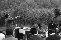 Image of sheet 19850510 photo 7: Nineth de Garcia is one of the founders of the Mutual Support Group (Grupo Apoyo Mutuo, or GAM) for relatives of the disappeared, Guatemala 1985.
Her husband Fernando was abducted three months before. But this group is not being formed simply to hold hands. They are supporting each other to protest the injustice of the disappearances.
Auf dem Weg und am Tag der Wahlen sind die Sekten-priester und Prediger der Evangelikalen an der Arbeit. Soldaten tauchen immer und überall auf. Am Atitlansee. In der Kirche von Atitlan feiern die IndianerInnen. Die Bauern betrinken sich masslos. Die Schlinge der Gehenkten soll für die Grossgrundbesitzer bereit sein. Eine Familie watet durch den Regen. Kinder in Trachten.