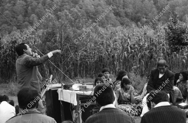 Image of sheet 19850510 photo 7: Nineth de Garcia is one of the founders of the Mutual Support Group (Grupo Apoyo Mutuo, or GAM) for relatives of the disappeared, Guatemala 1985.
Her husband Fernando was abducted three months before. But this group is not being formed simply to hold hands. They are supporting each other to protest the injustice of the disappearances.
Auf dem Weg und am Tag der Wahlen sind die Sekten-priester und Prediger der Evangelikalen an der Arbeit. Soldaten tauchen immer und überall auf. Am Atitlansee. In der Kirche von Atitlan feiern die IndianerInnen. Die Bauern betrinken sich masslos. Die Schlinge der Gehenkten soll für die Grossgrundbesitzer bereit sein. Eine Familie watet durch den Regen. Kinder in Trachten.