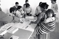 Image of sheet 19850520 photo 10: Eine Indianische Inigena Bäuerin mit ihrem Kind auf dem Rücken beim Wählen eines neuen Staatspräsidenten in Panachajel, Guatemala. 08.1985 √

President Elections Indio