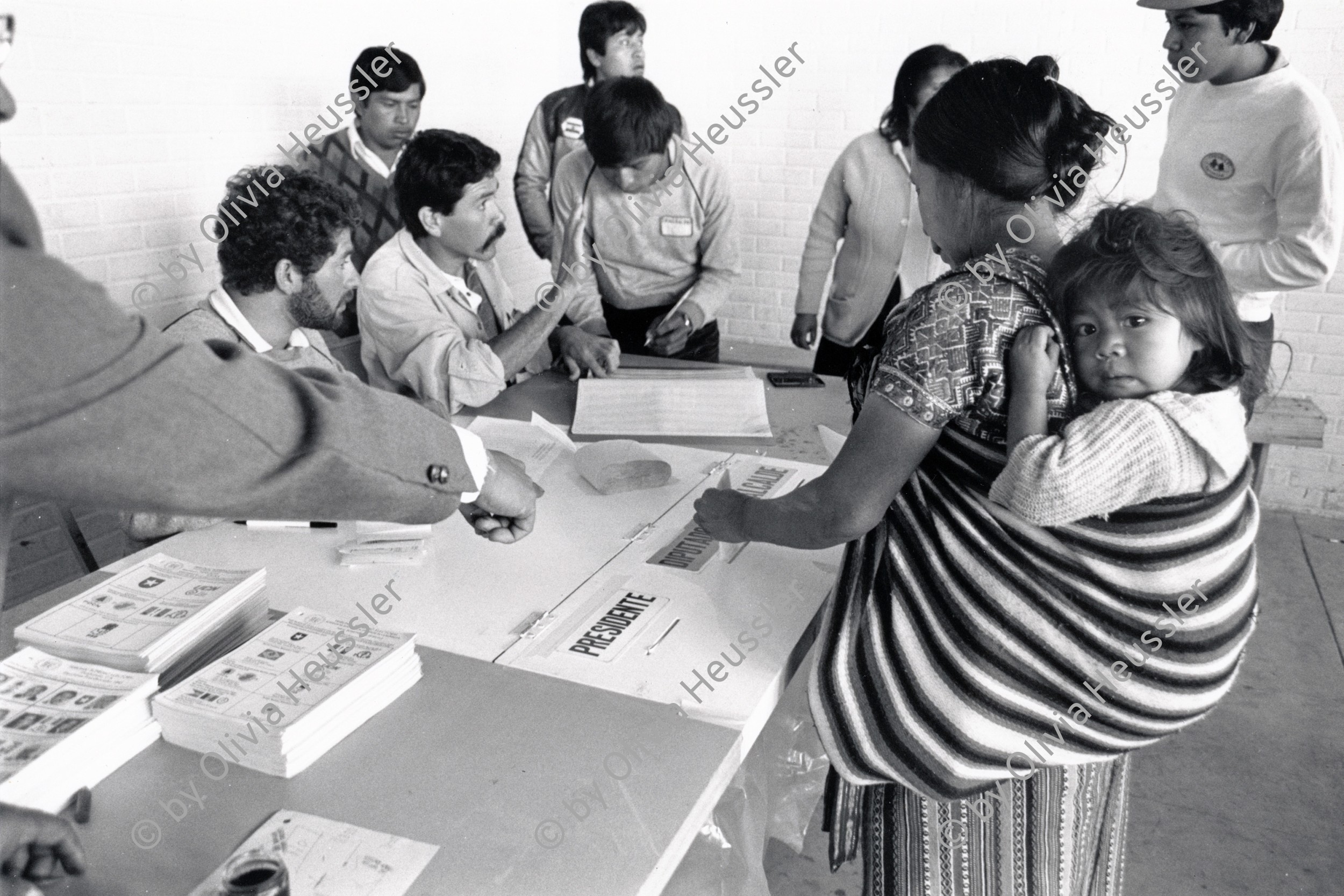 Image of sheet 19850520 photo 10: Eine Indianische Inigena Bäuerin mit ihrem Kind auf dem Rücken beim Wählen eines neuen Staatspräsidenten in Panachajel, Guatemala. 08.1985 √

President Elections Indio
